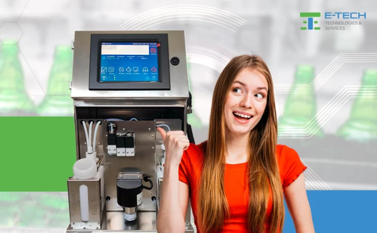 Máquina de codificación Inkjet CIJ en una línea de producción de alimentos y bebidas.